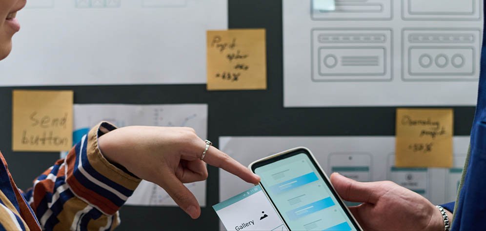Choosing Between Native and Hybrid Mobile App Development
