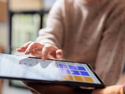 Choosing Between Native and Hybrid Mobile App Development